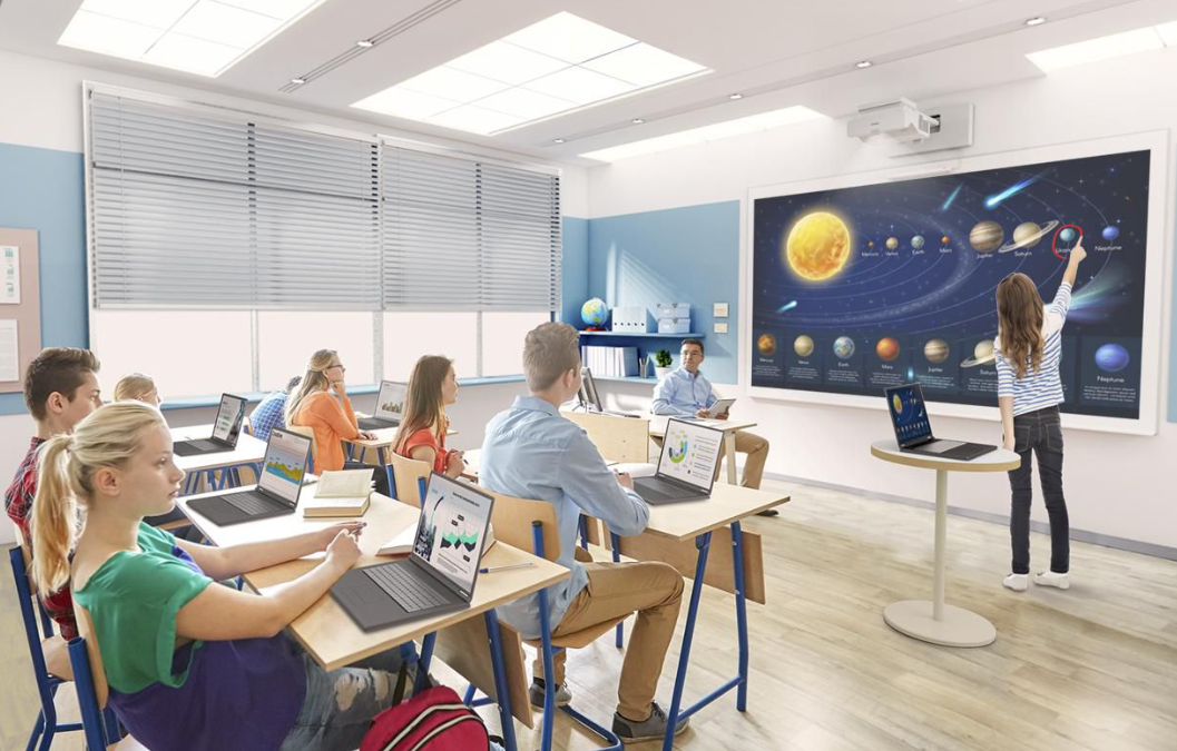 Epson EB-770F ultrakortdistansprojektor projicerar en ljusstark HD-bild på vägg i ett modernt klassrum.