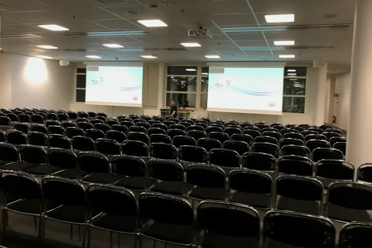 Hybridlösning för hörsal och aula