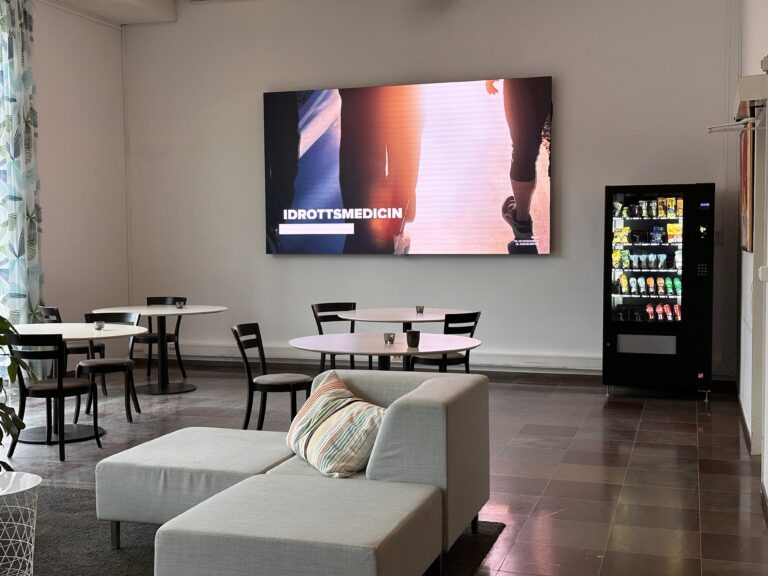 En stor LED-vägg som visar färgstarka, högupplösta visuella effekter